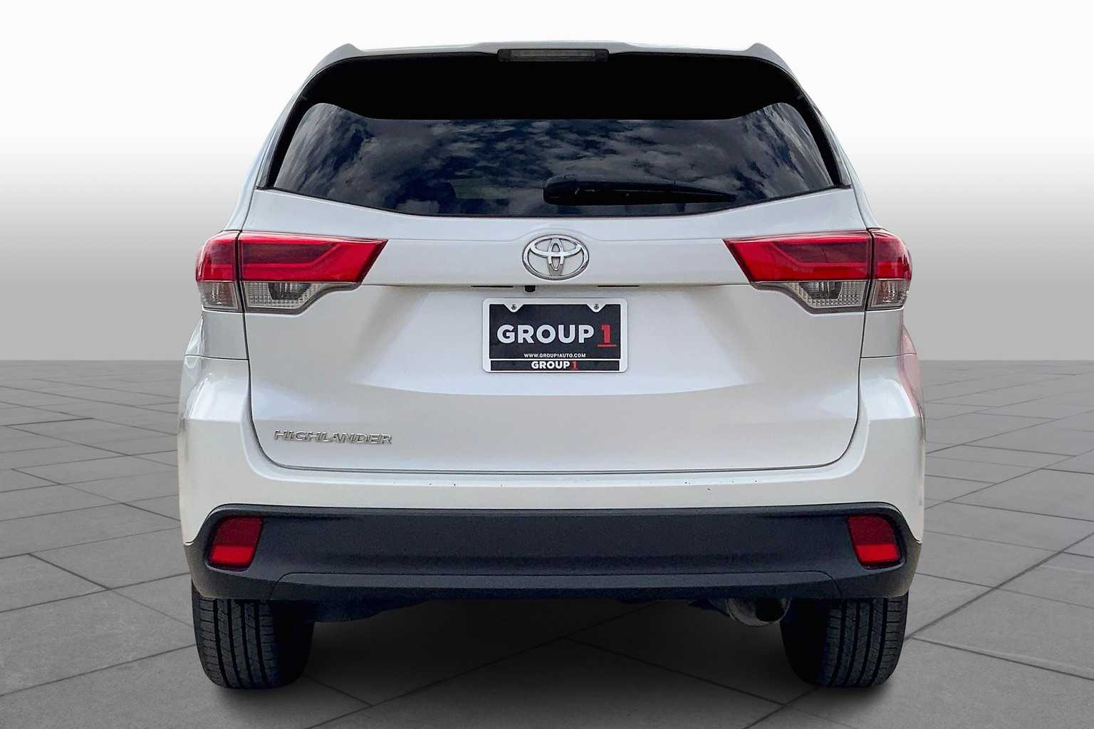 2019 Toyota Highlander LE Plus photo 3
