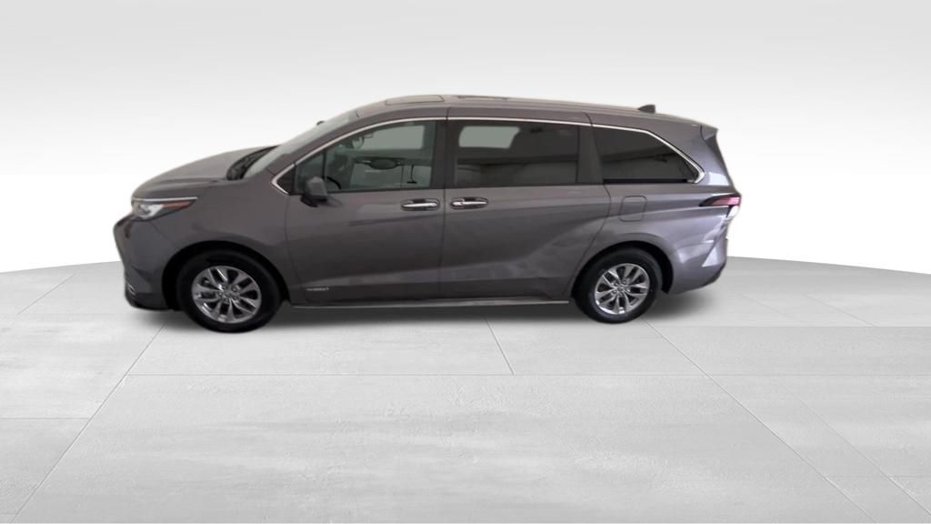2021 Toyota Sienna XLE photo 9