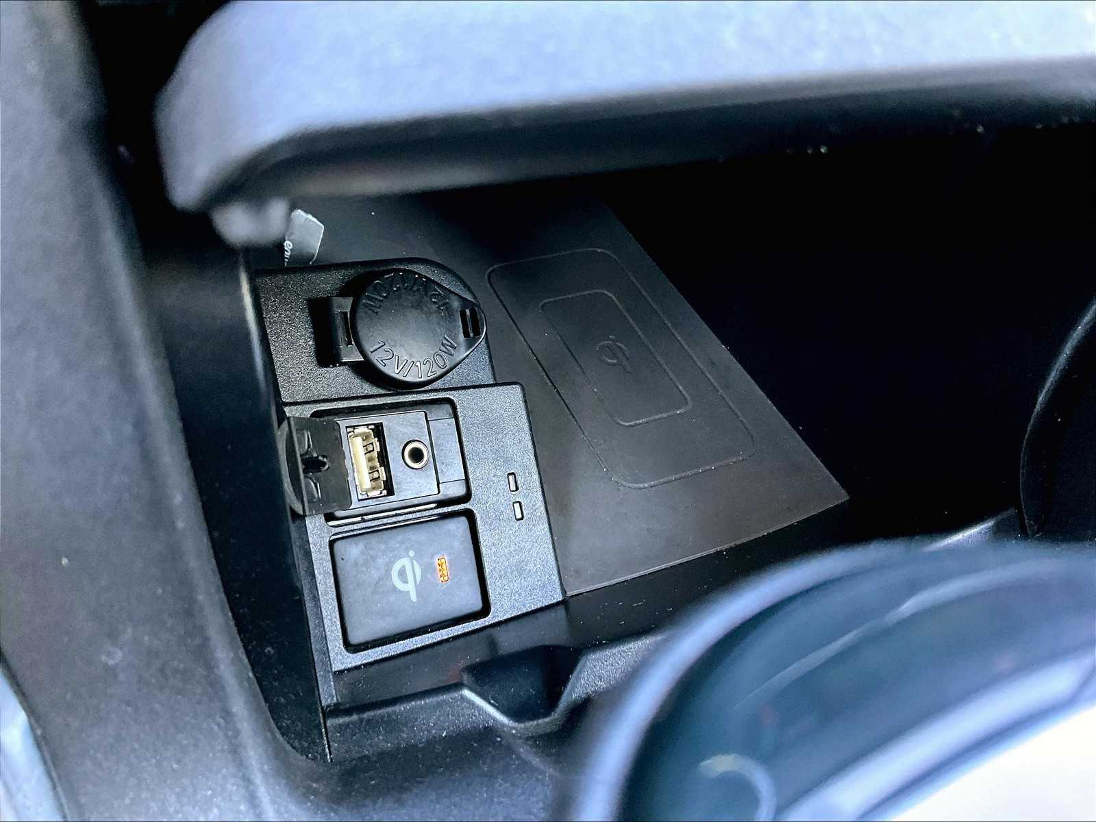 2016 Toyota Camry XLE photo 27