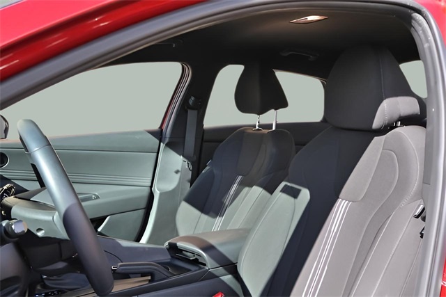2025 Hyundai Elantra SEL Sport photo 3