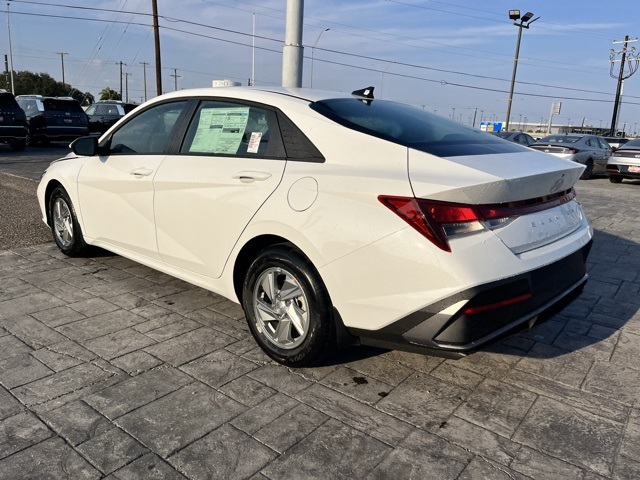 2026 Hyundai Elantra SE photo 4