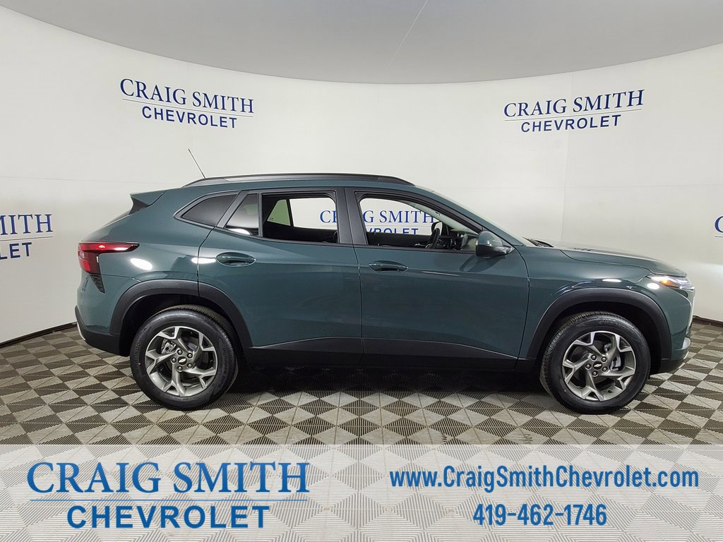 2025 Chevrolet Trax LT photo 2