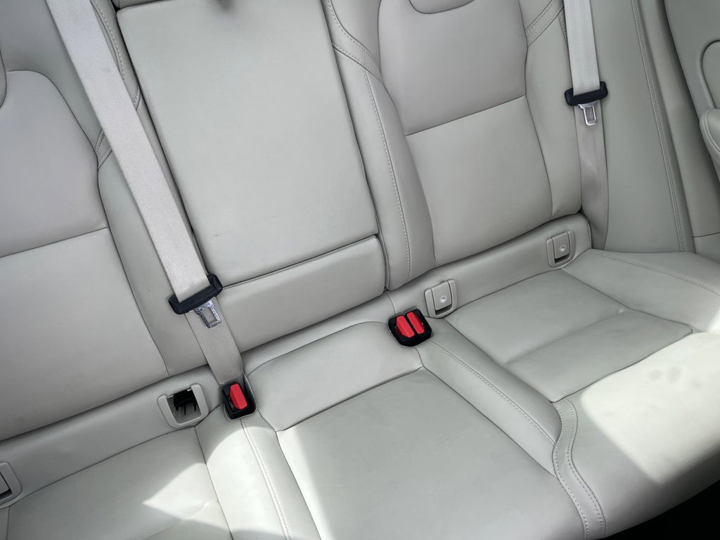 2022 Volvo XC60 B5 Inscription photo 12