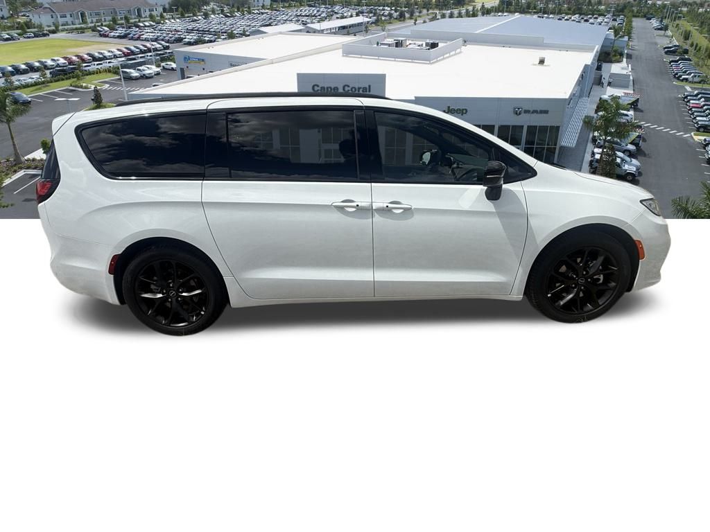2026 Chrysler Pacifica Limited photo 3