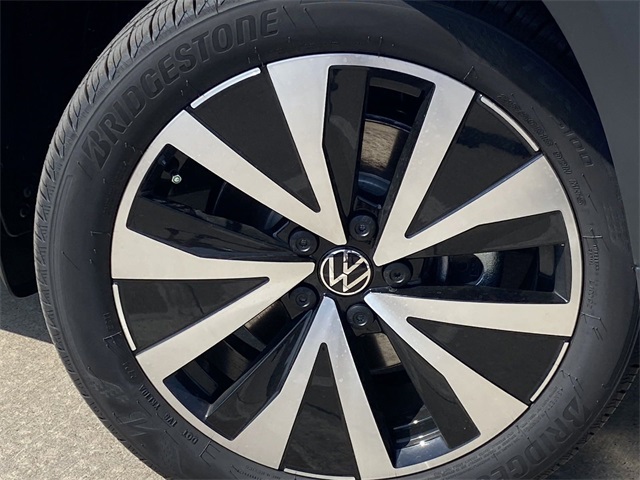 2024 Volkswagen Taos SE photo 7