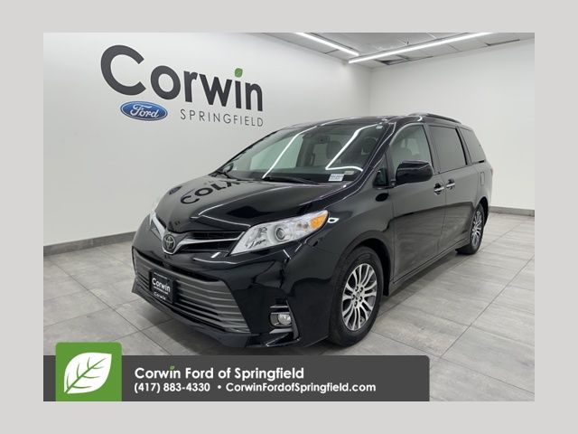 2019 Toyota Sienna XLE's photo