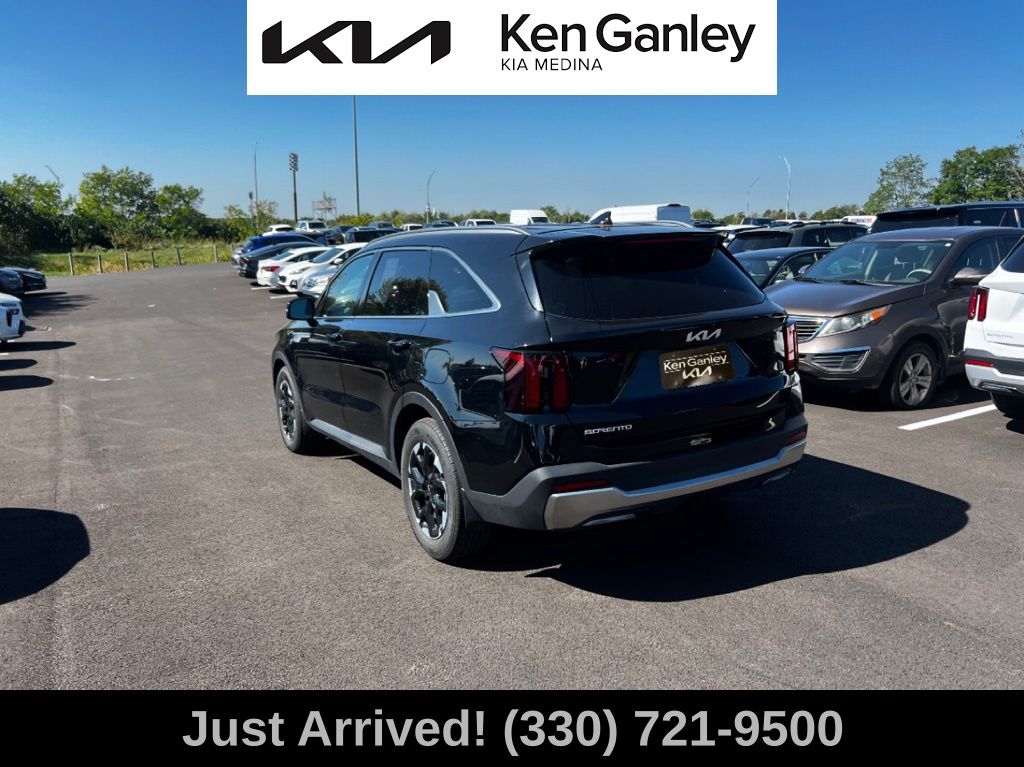 2025 Kia Sorento S photo 2