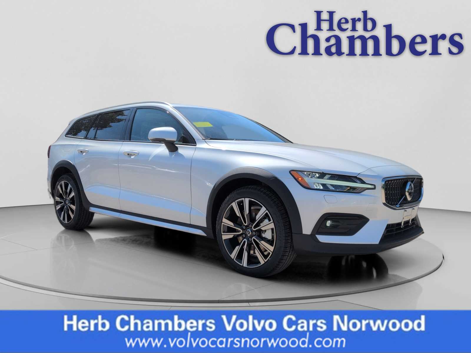 2025 Volvo V60 Cross Country Ultra's photo