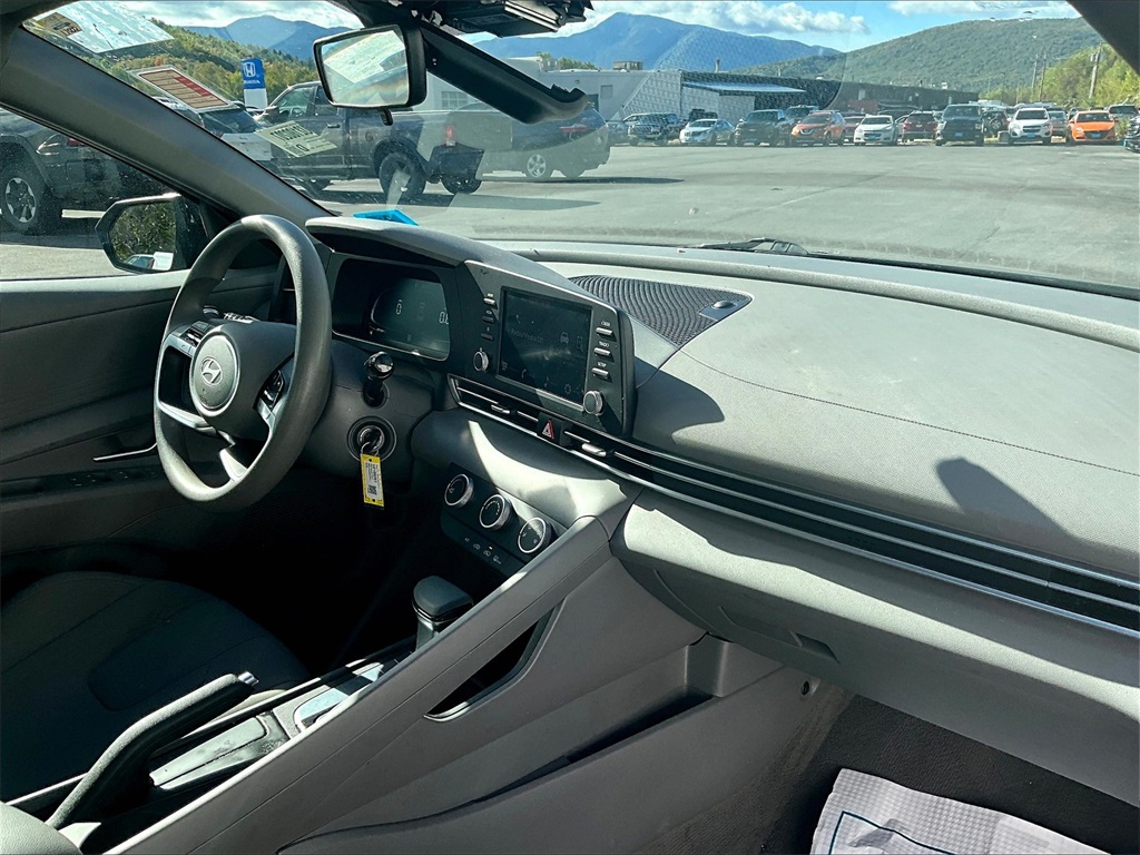 2024 Hyundai Elantra SE photo 13