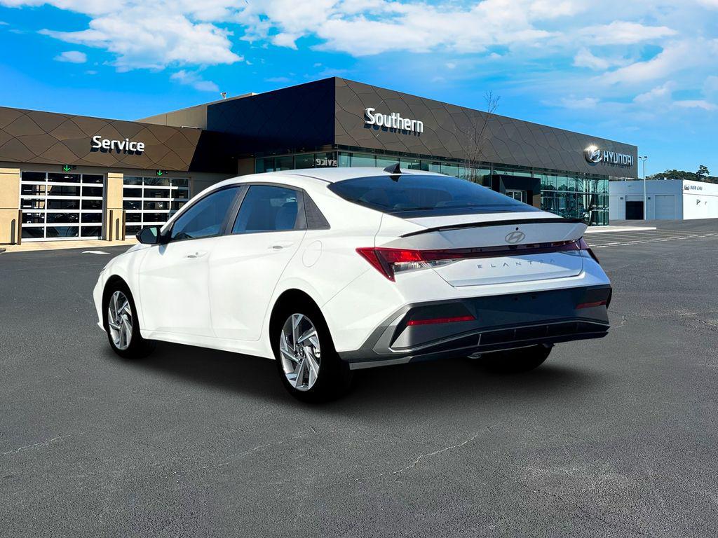 2025 Hyundai Elantra SEL Sport photo 5