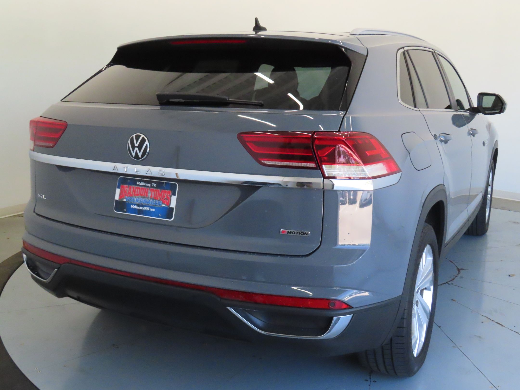 2020 Volkswagen Atlas Cross Sport SEL photo 2