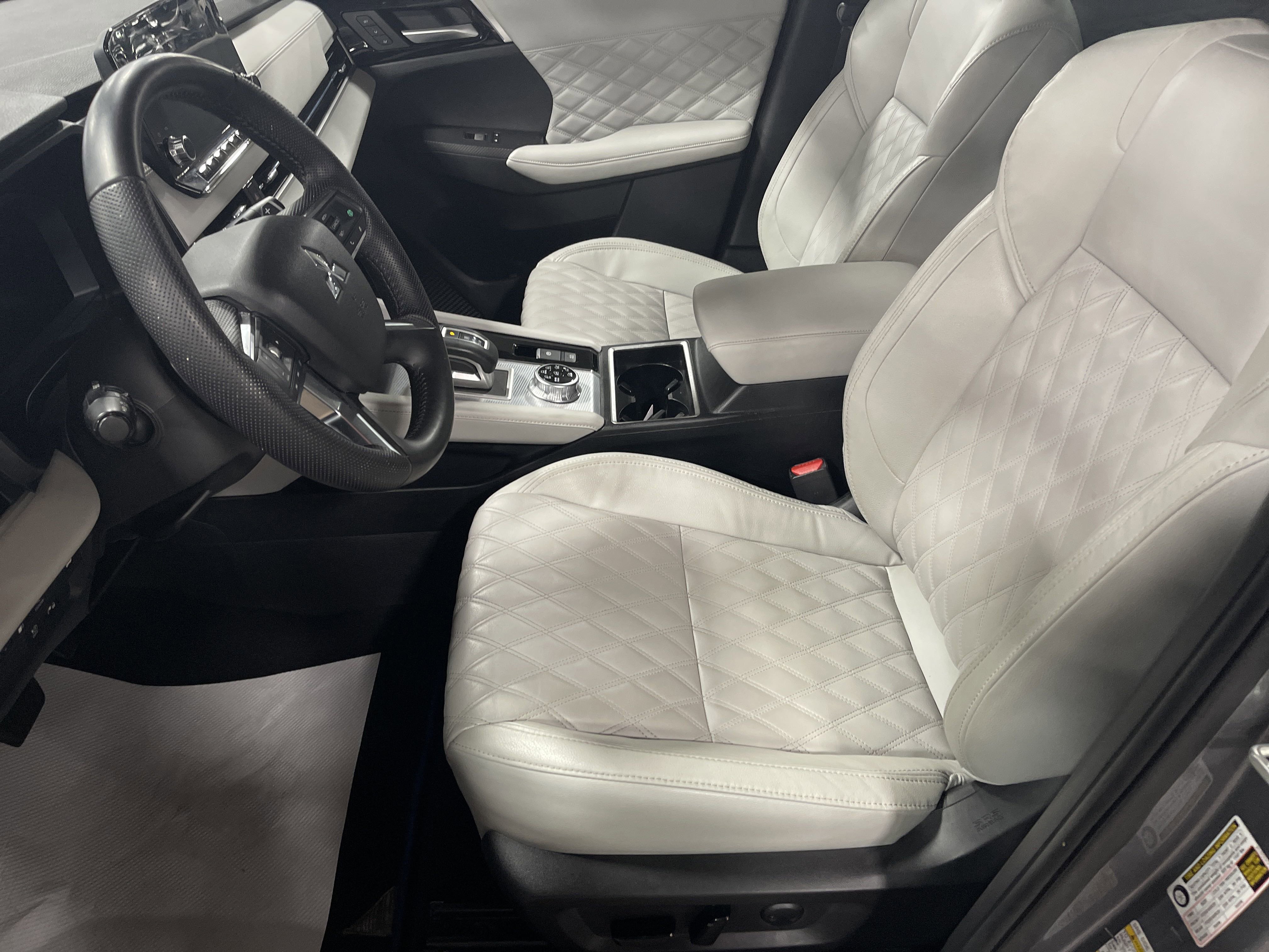 2023 Mitsubishi Outlander PHEV SEL photo 3