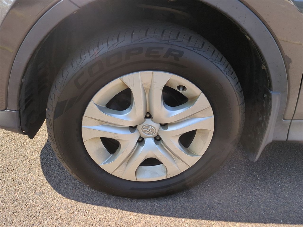 2014 Toyota RAV4 LE photo 10