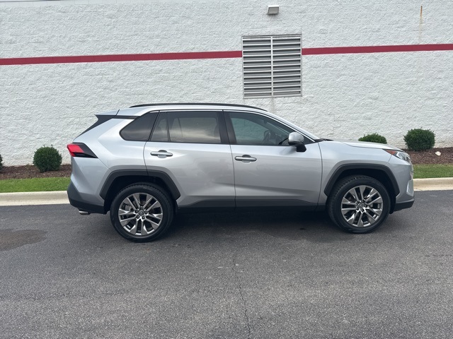 2019 Toyota RAV4 XLE Premium photo 8