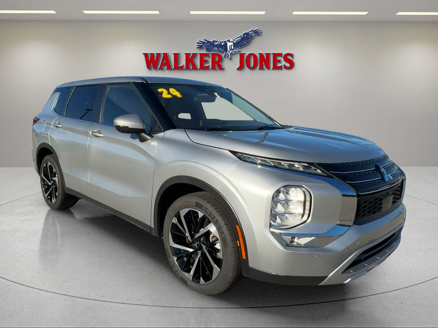 2024 Mitsubishi Outlander SE's photo