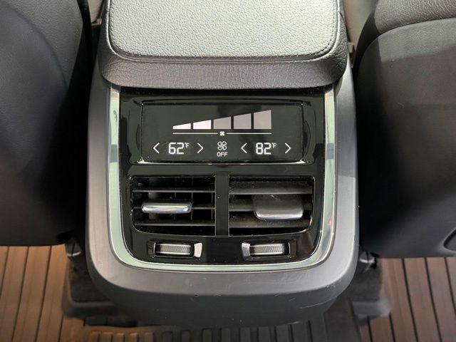 2016 Volvo XC90 T6 Momentum photo 33