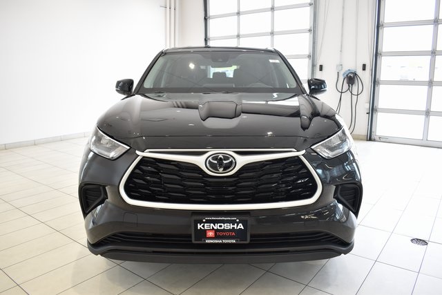 2024 Toyota Highlander LE photo 3
