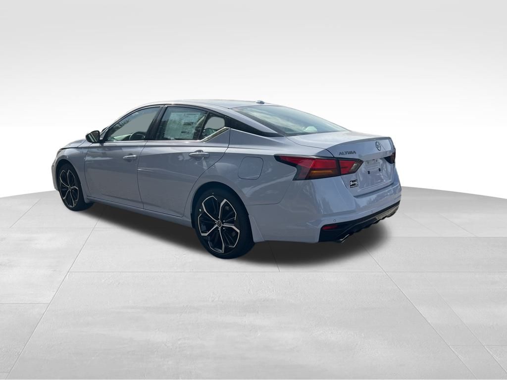 2025 Nissan Altima SR photo 2
