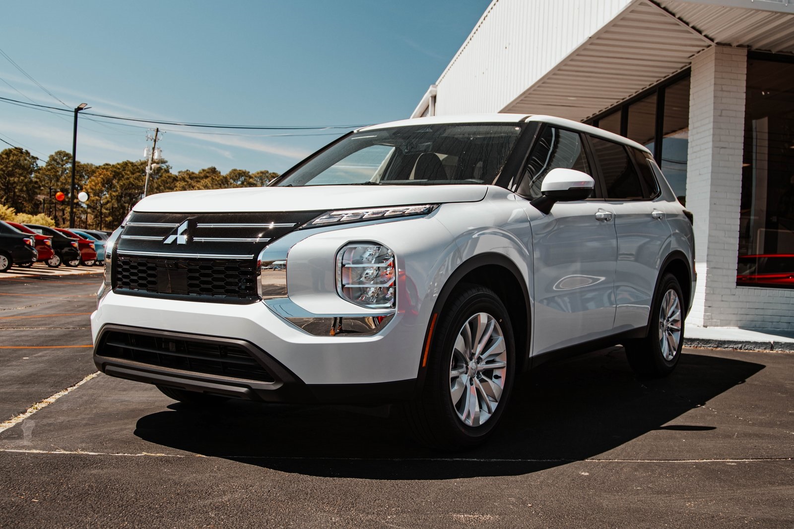 2025 Mitsubishi Outlander ES's photo