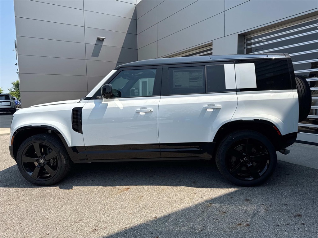 2025 Land Rover Defender 110 V8 photo 2