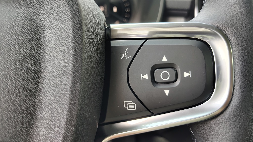2026 Volvo XC40 Core photo 17