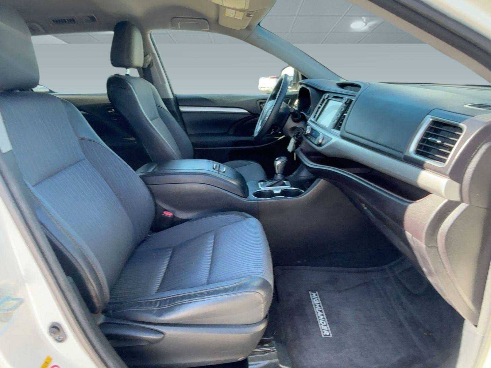 2016 Toyota Highlander LE photo 26