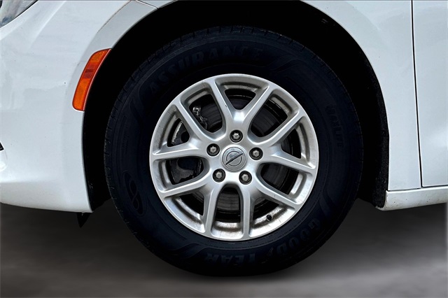 2022 Chrysler Voyager LX photo 8