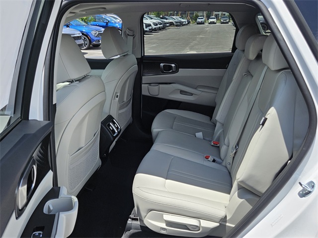 2025 Kia Sorento S photo 4