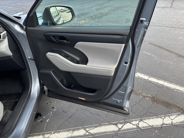 2022 Toyota Highlander LE photo 26