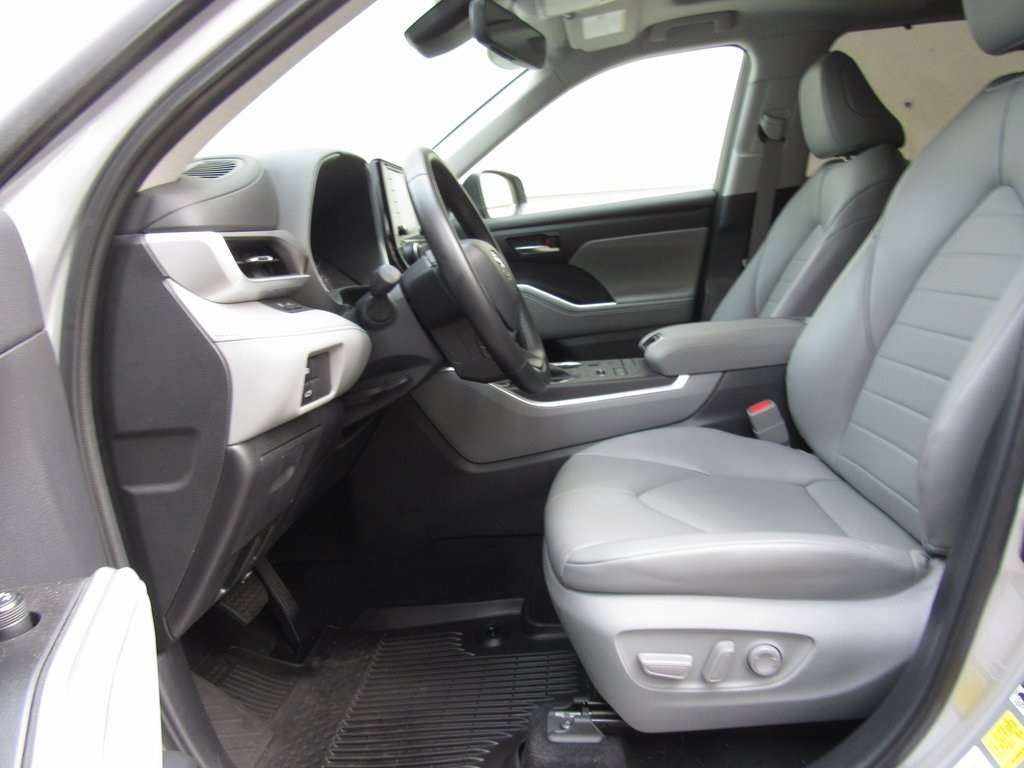 2022 Toyota Highlander XLE photo 2