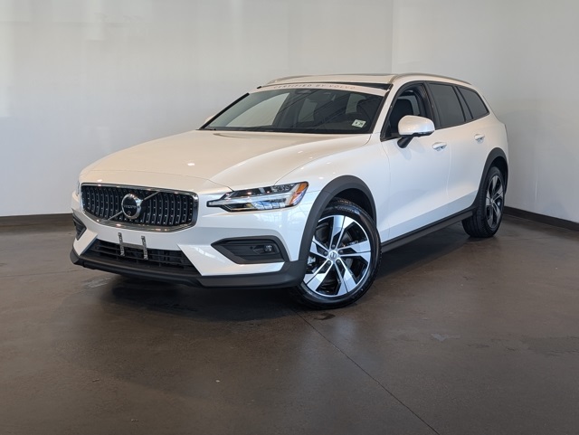 2024 Volvo V60 Cross Country Plus's photo