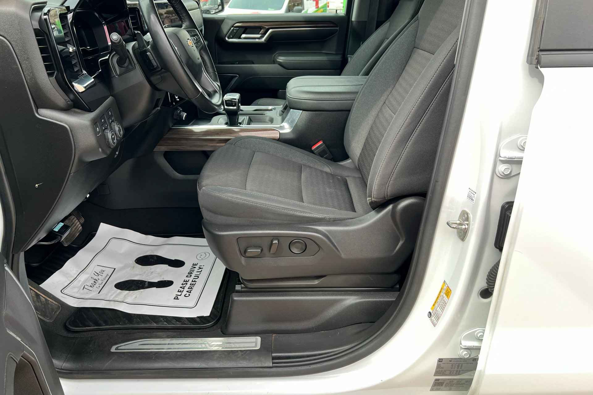 2024 Chevrolet Silverado 1500 LT photo 17