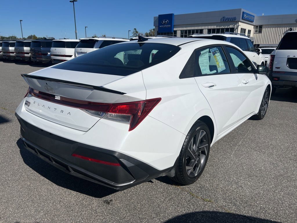 2025 Hyundai Elantra SEL Sport photo 6