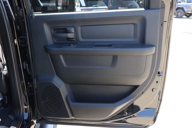 New 2026 Diamond Black Crystal Pearl-Coat Exterior Paint RAM Tradesman image 17