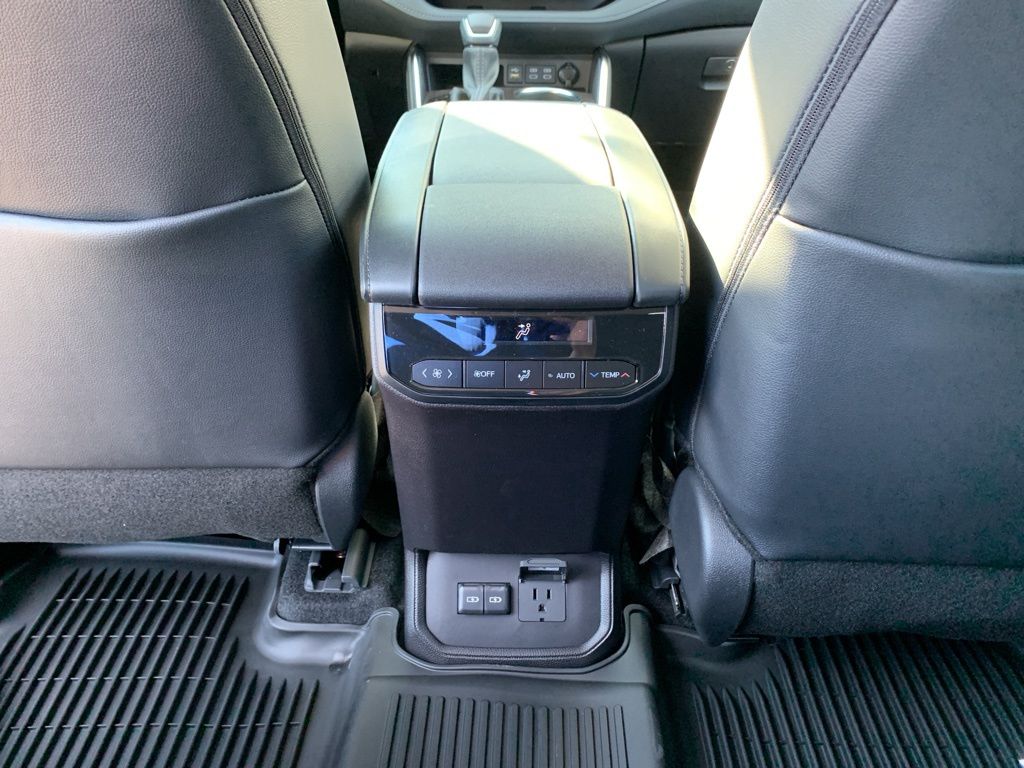 2025 Toyota Highlander Limited photo 13