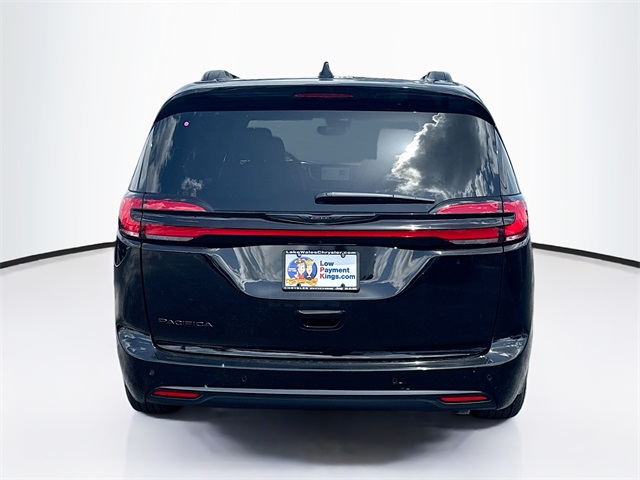 2025 Chrysler Pacifica photo 3