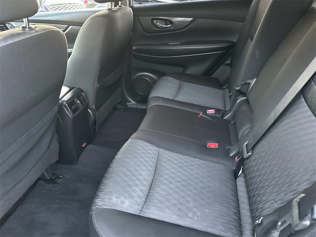 2019 Nissan Rogue SV photo 14