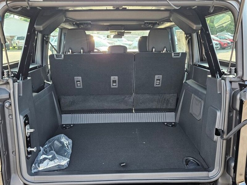 2025 Ford Bronco Base photo 10