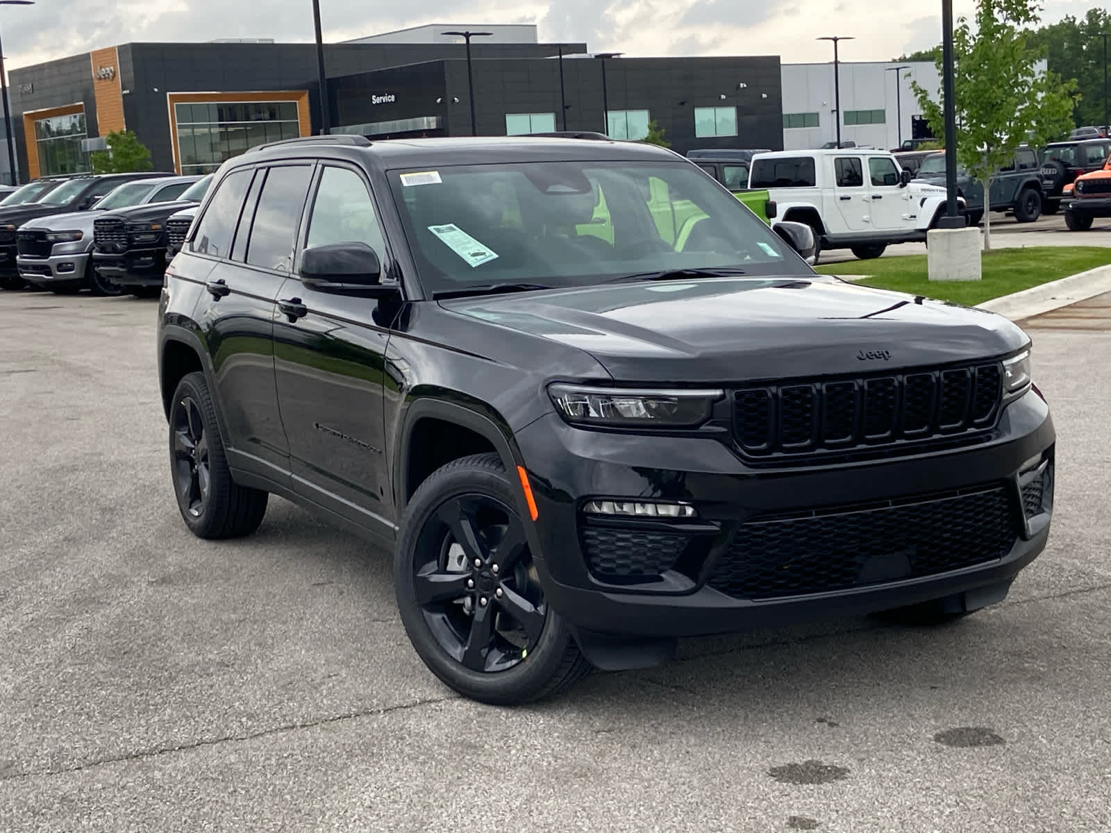 2025 Jeep Grand Cherokee Limited photo 2