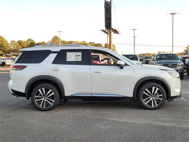 2025 Nissan Pathfinder Platinum photo 2
