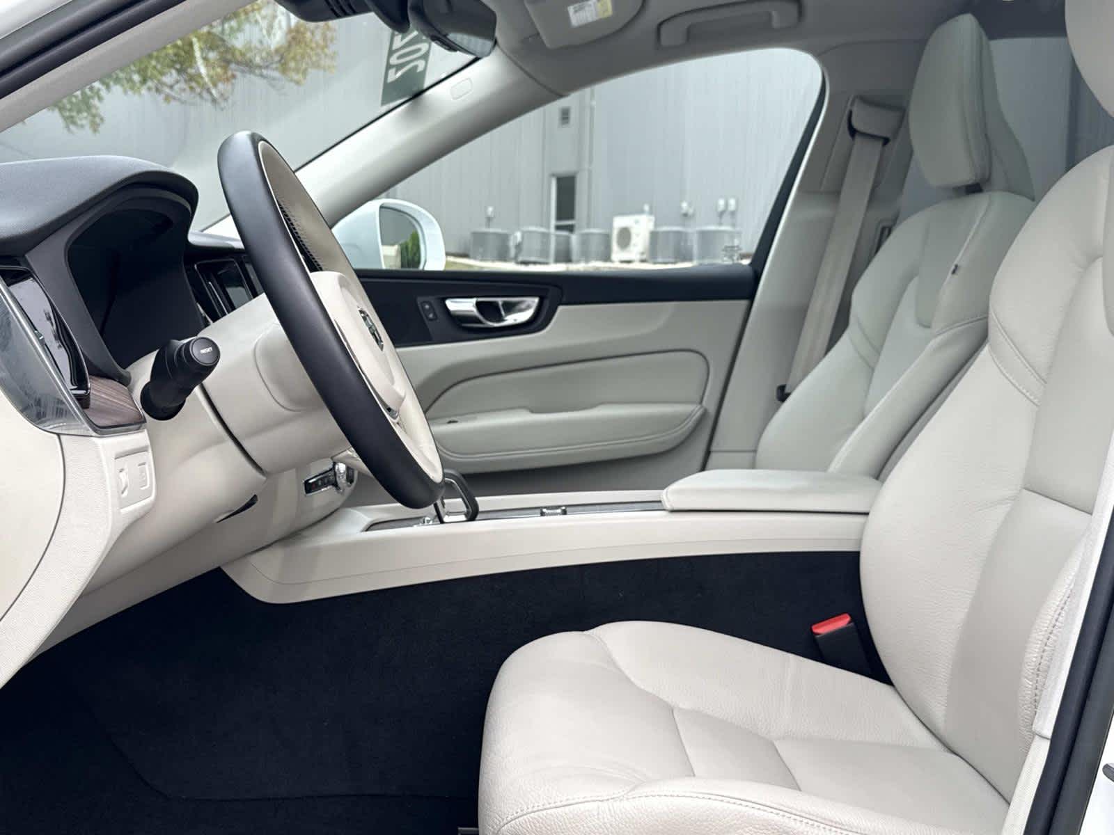 2022 Volvo XC60 Momentum photo 12