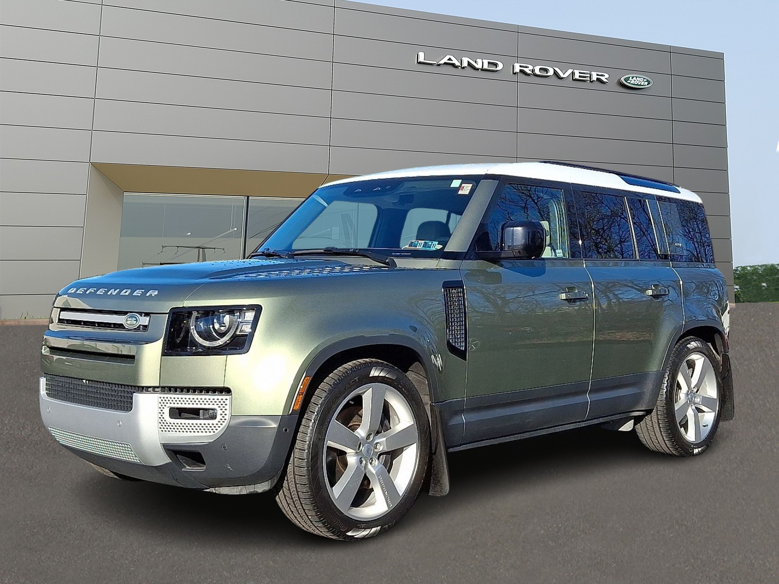 2022 Land Rover Defender SE's photo