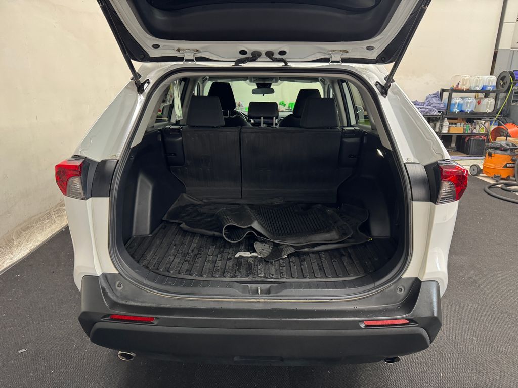 2023 Toyota RAV4 Hybrid LE photo 4