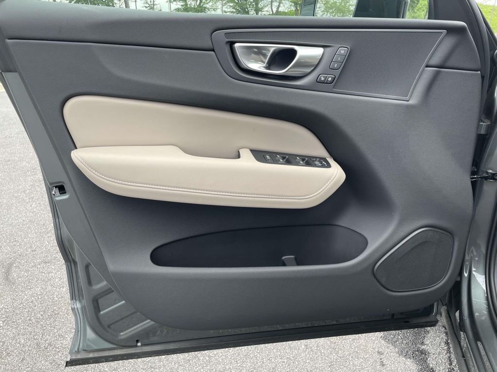 2026 Volvo XC60 B5 Core photo 4