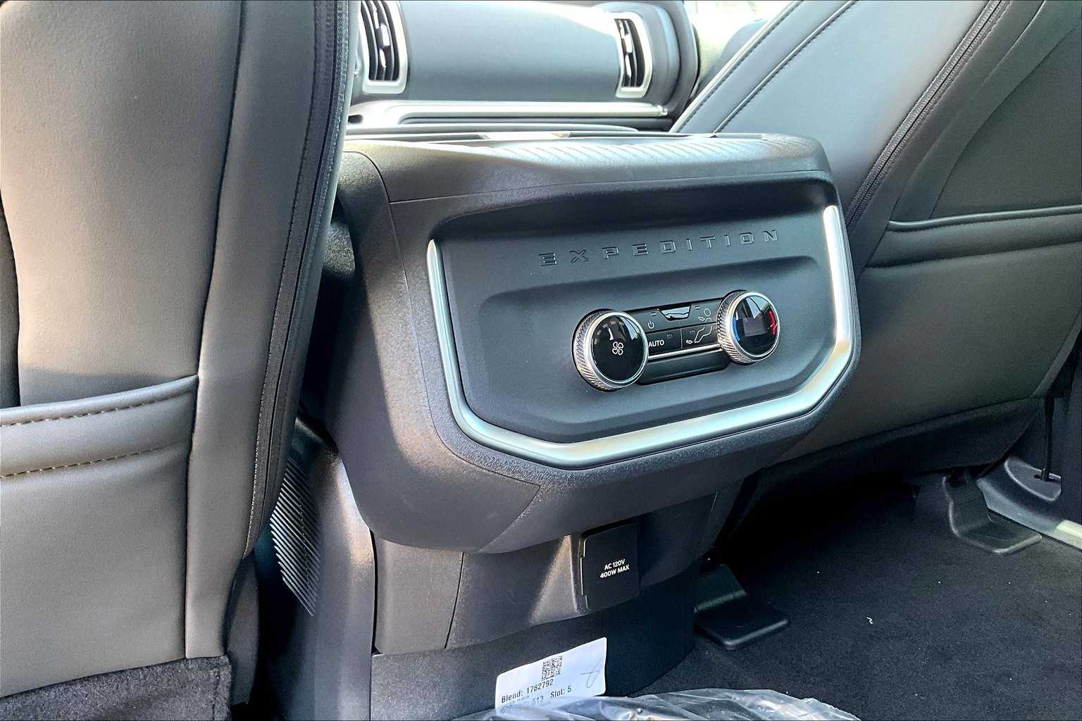 2025 Ford Expedition photo 17