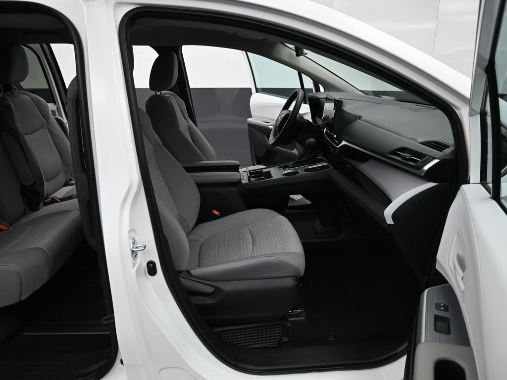 2025 Toyota Sienna LE photo 30