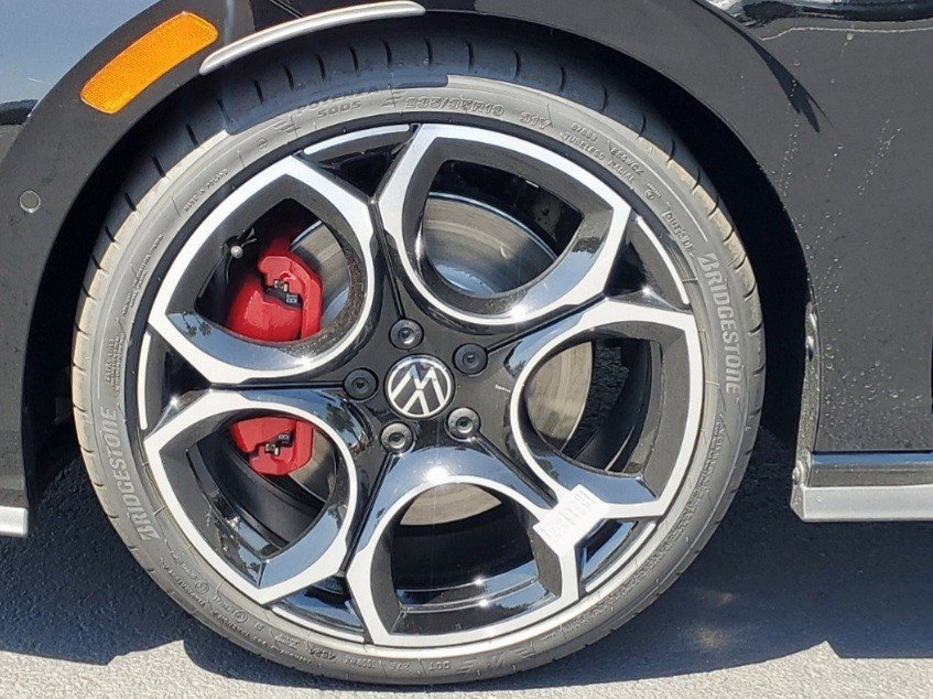 2025 Volkswagen Golf GTI Autobahn photo 2