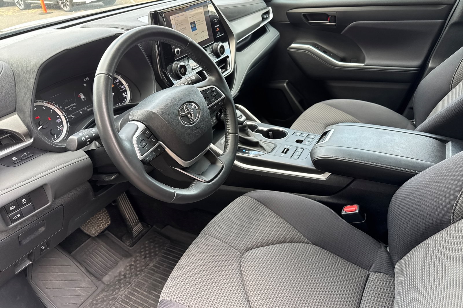 2024 Toyota Highlander LE photo 9