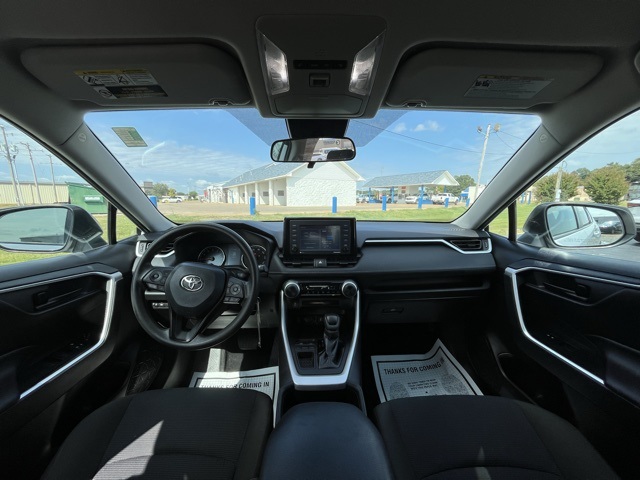2022 Toyota RAV4 LE photo 5