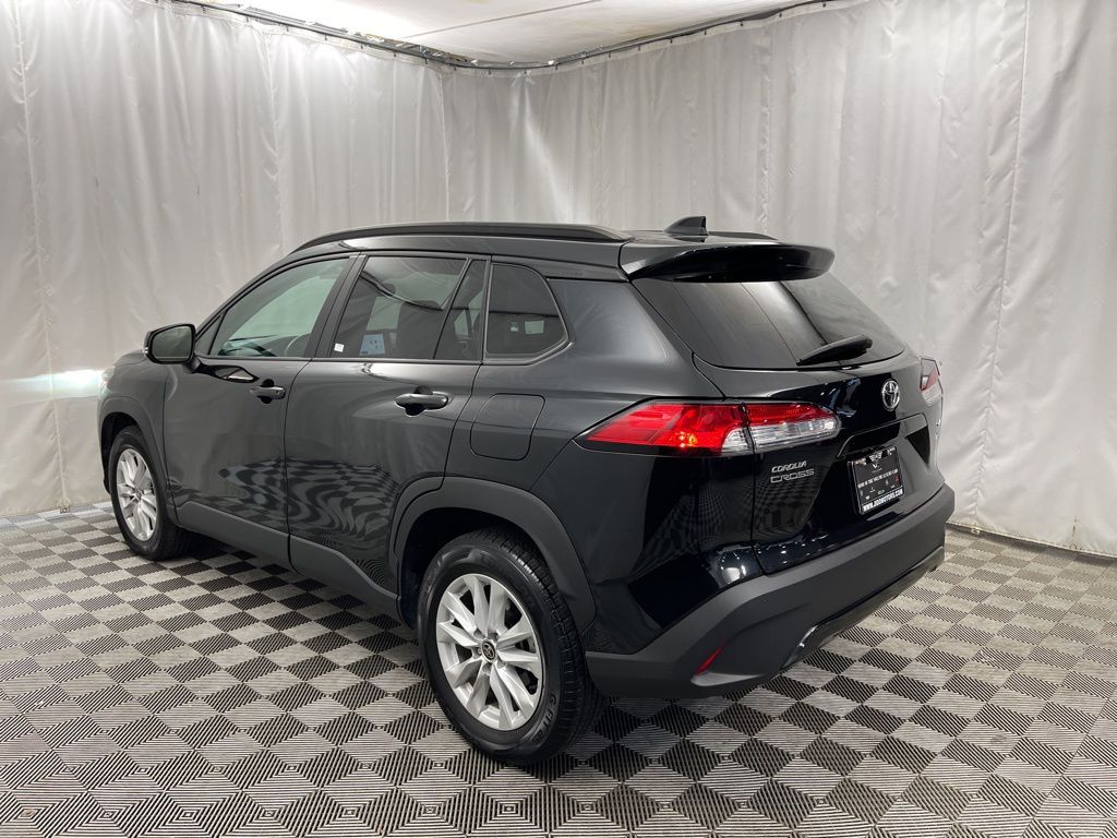 2023 Toyota Corolla Cross LE photo 4
